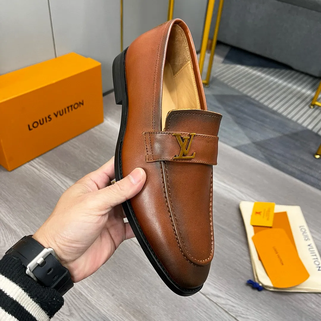 Factory price: 520💰-(LV) men’s formal leather shoes! Genuine molded horsebit, a classic must-have for your shoe cabinet! The feet are particularly delicate! This Gucci original version is a set last, and we are consistent with the counter! Therefore, it is more comfortable in terms of last shape and comfort! Take it to the counter and compare at will! Good shoes are more than just what they make! But grasp the essence from the inside out! Material: Imported first-layer cowhide! Genuine leather outsole imported from Italy, size: 39-44 (38/45 customized, non-refundable)